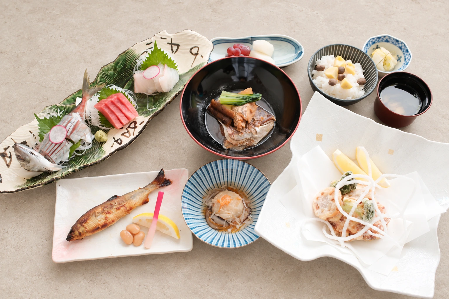 館山ディアナの秋のお料理。一式を並べた食卓