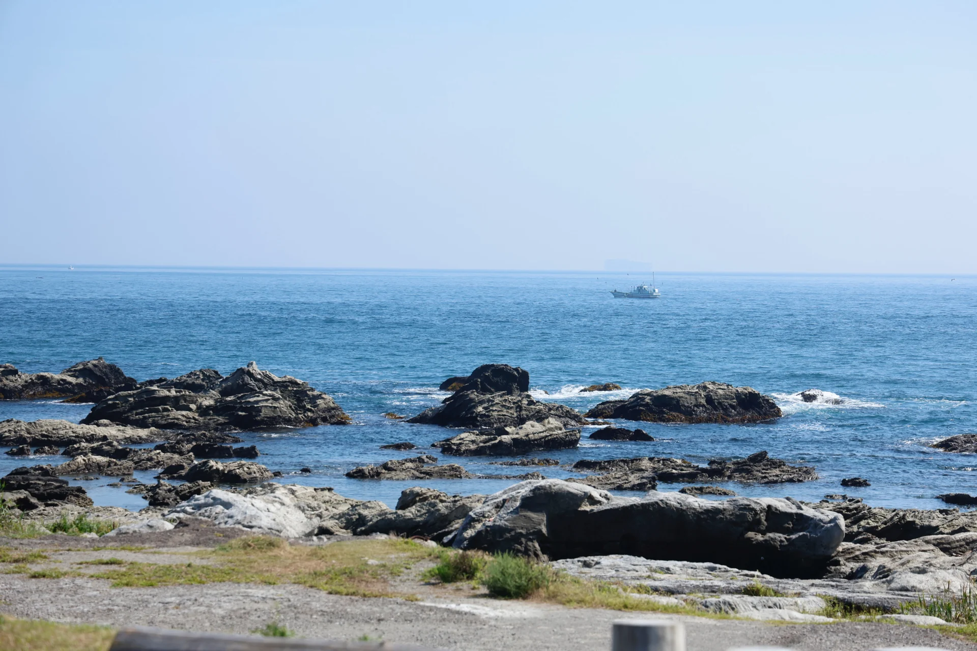 房総フラワーライン周辺の岩礁と青い海