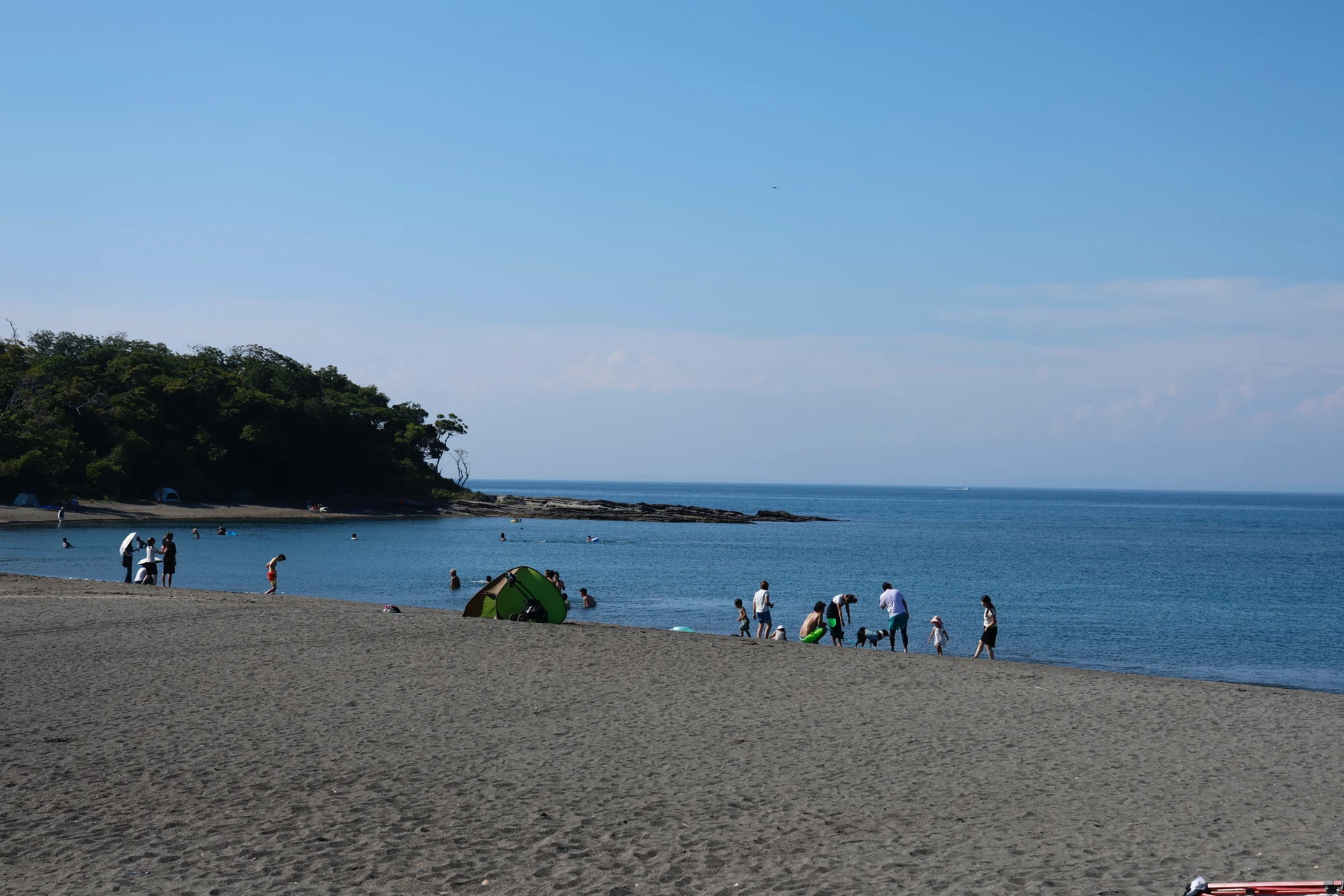 青い海と砂浜が広がる、穏やかな海辺の風景