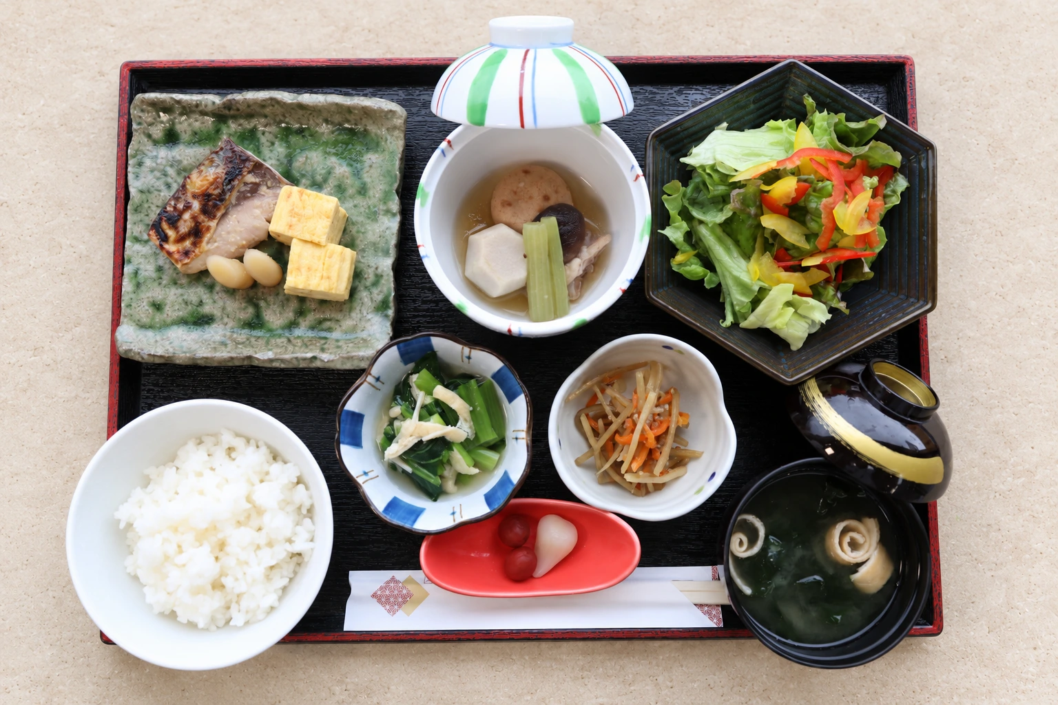 焼き魚、卵焼き、煮物、小鉢、ごはんと味噌汁を揃えた館山Dianaの和朝食
